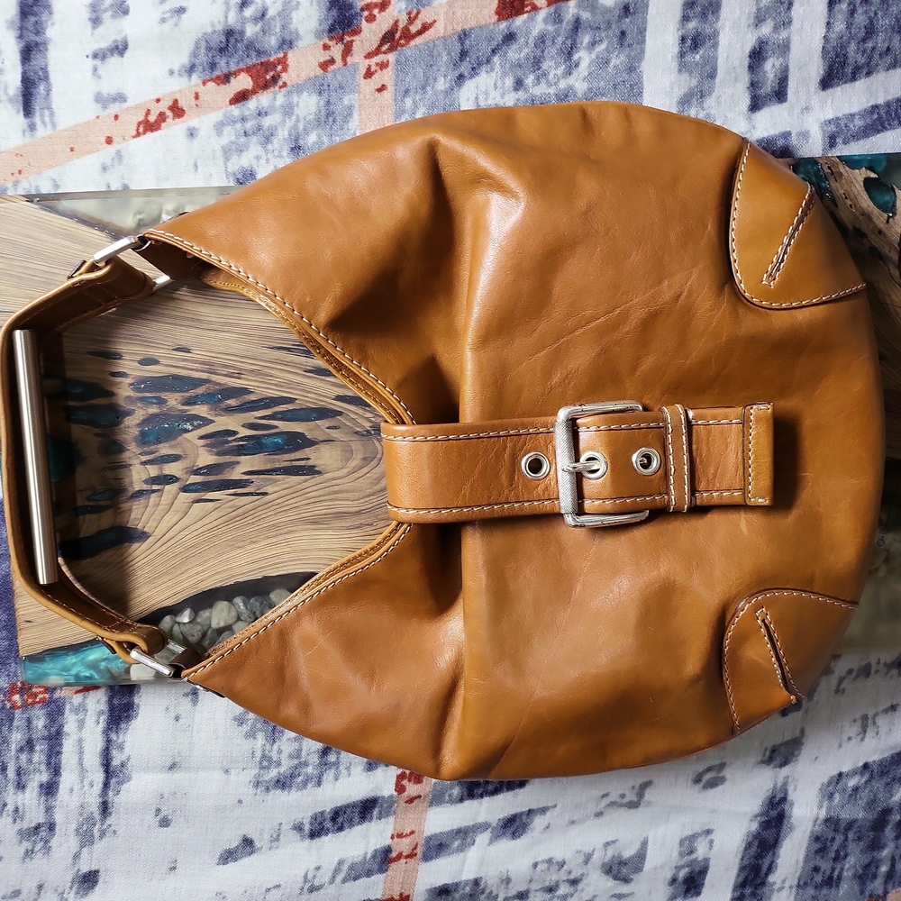 Is Michael Kors Hutton purse Includes dust bag.